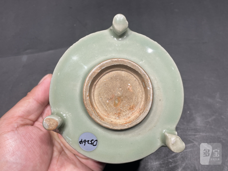元 龙泉窑模印折枝花三足炉(配银盖） - 图8